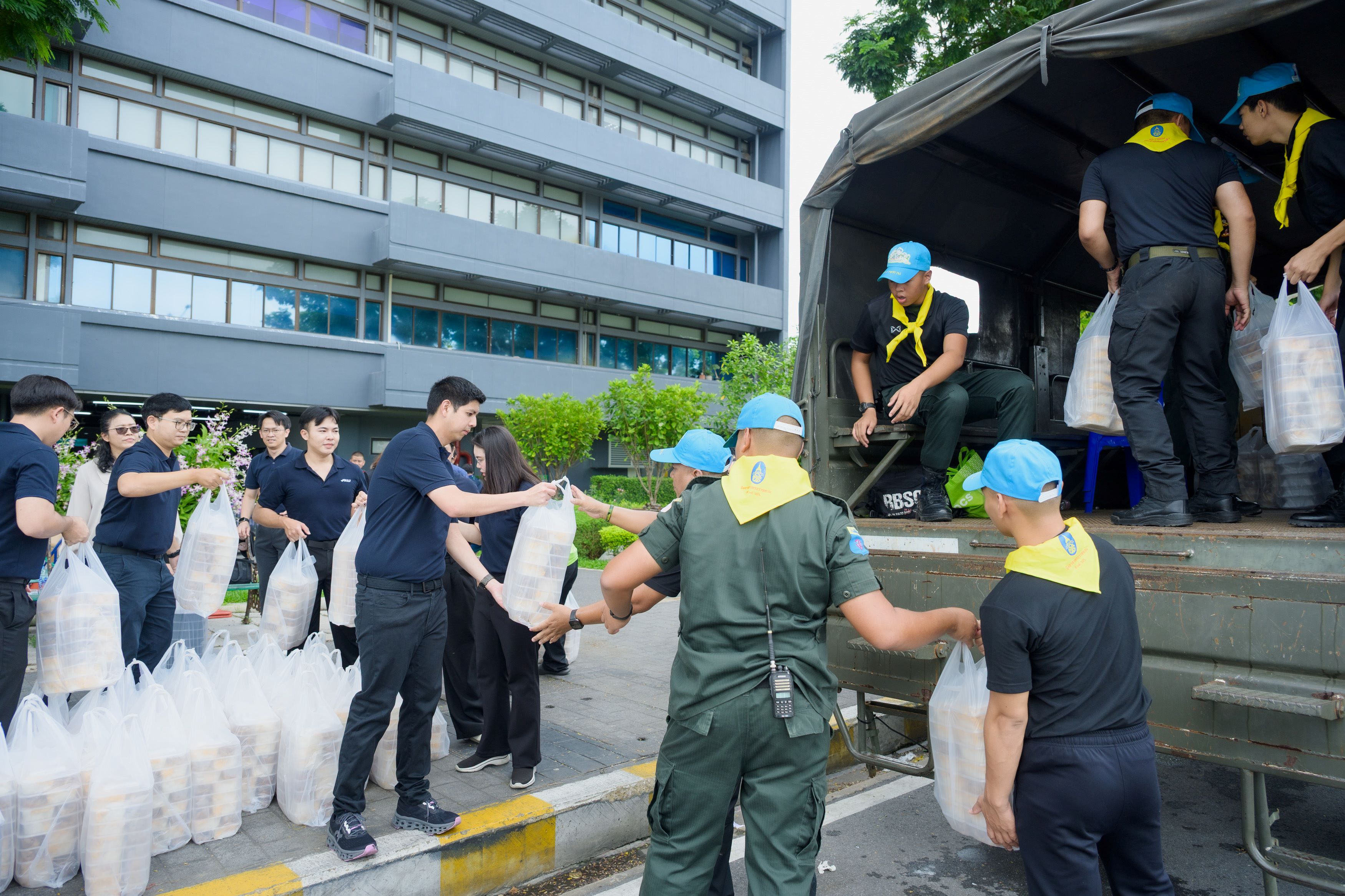 GULF Continues ‘GULF Care’ Mission to Stand Alongside Thai Communities, Providing 16,000 Freshly Prepared Meals to Support Flood-Affected Communities in Bangkok — photo 2
