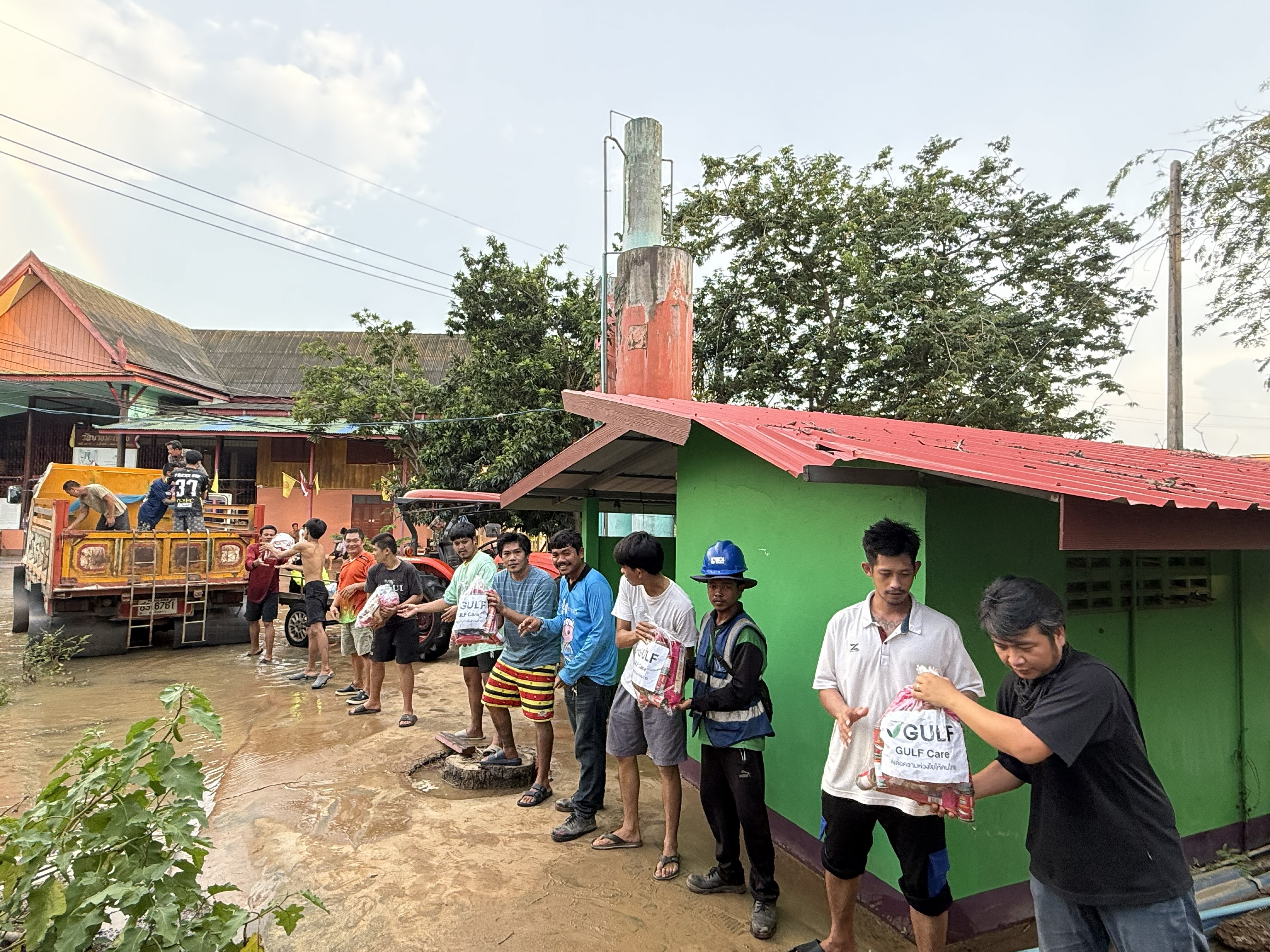 GULF Continues ‘GULF Care’ Flood Relief Efforts, Expanding Support from Bangkok to Four Regions Nationwide Delivers an Additional 15,000 Relief Kits to Flood-Affected Communities Across 16 Provinces — photo 3